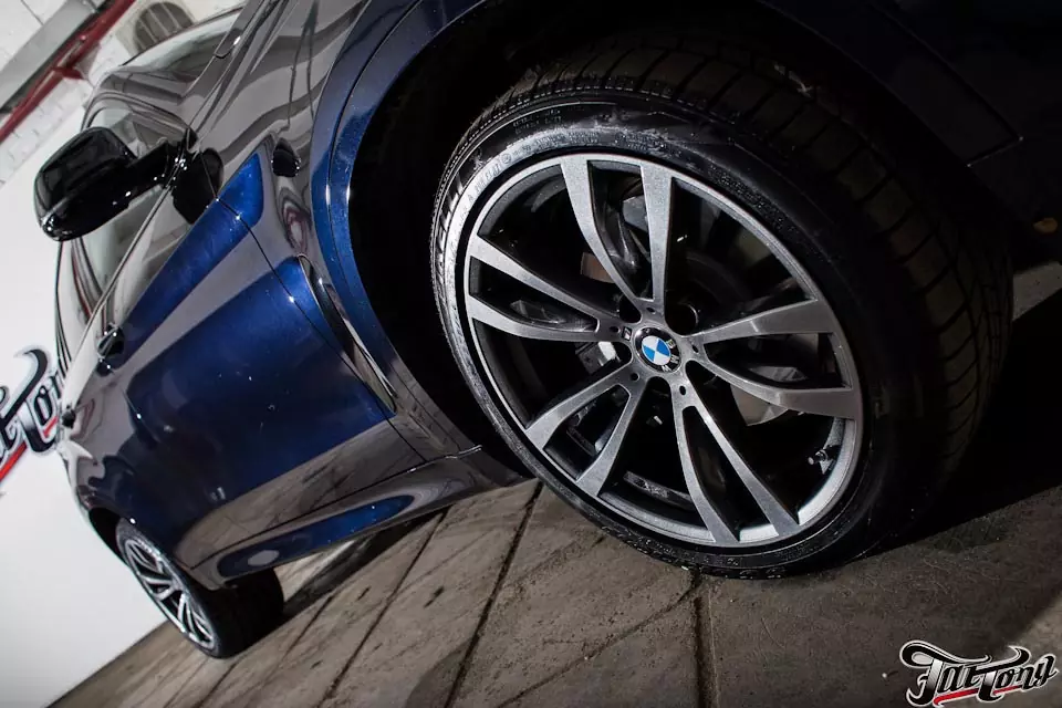 BMW X6 (F16). Окрас масок фар и рамок ПТФ в черный глянец. Порошковый окрас дисков.
